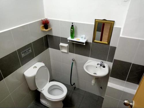 Photo #3 of Homestay Camelia Kuala Terengganu Houses 3 Room 2 Bathroom - Near Batu Buruk Beach , Drawbridge, Pasar Payang, KTCC Mall & Hospital HSNZ in Kuala Terengganu, Malaysia