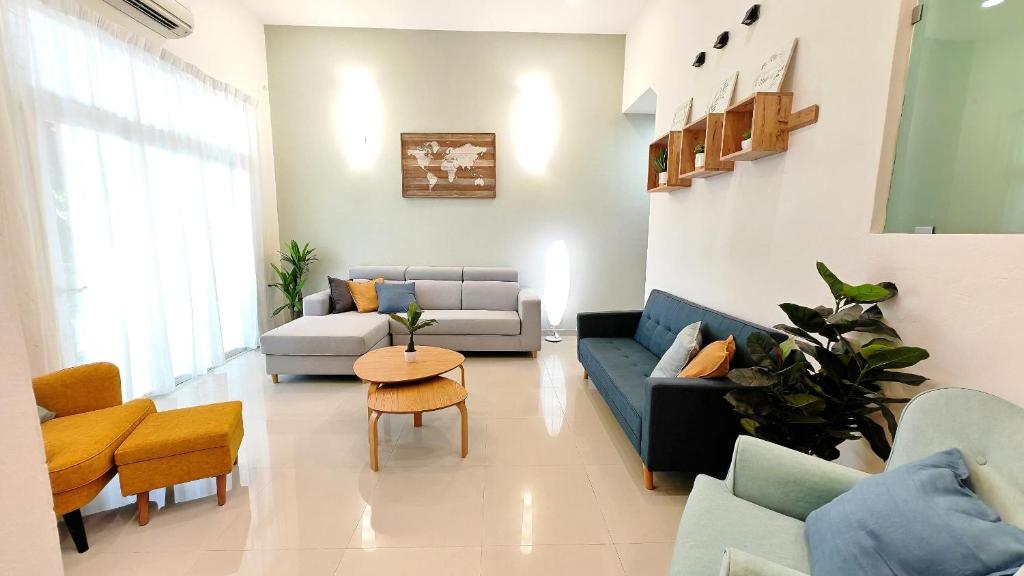 Photo of Ocean 19 Shamrock Villa Beachfront Big Group 4 Bedroom 5 Bathroom with Pool in Batu Ferringhi, Malaysia