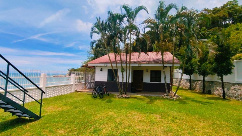 Photo of Beach-Front Mini-Chalet - Private Beach Access, KTV, Seaview Pool, BBQ and Beyond! in Batu Ferringhi, Malaysia
