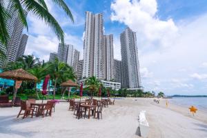 Photo #6 of Wind Serenity at Country Garden Danga Bay with 2CarParks FOC Netflix Access and YouTube Premium 3Beds3Bath for 6-13pax by Minshuku in Johor Bahru, Malaysia