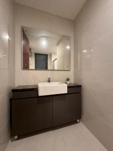 Photo #4 of Muji Full Seaview Royal Strand with 2CarParks FOC Netflix Access and Youtube Premium 3Beds 3Bath for 6-12pax by Minshuku in Johor Bahru, Malaysia