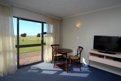 Photo #3 of Harbour View Motel on Ahuriri Beach in Napier NZ with sea view suites in Napier, New Zealand