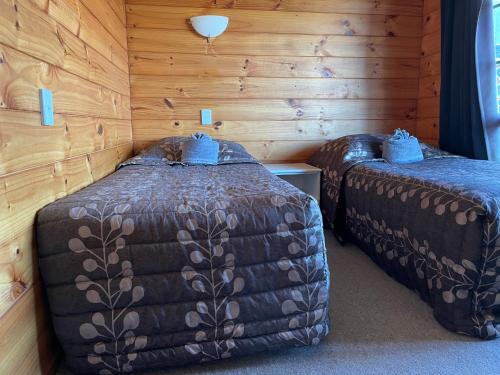 Photo #2 of Cedarwood Lakeside Motel & Conference Venue in Rotorua, New Zealand