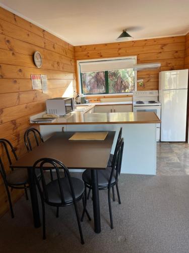 Photo #3 of Cedarwood Lakeside Motel & Conference Venue in Rotorua, New Zealand