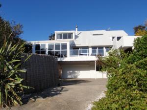 Photo #5 of BEACH FRONT:Palms-on-the-beach.KAITERITERI. in Kaiteriteri, New Zealand