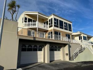 Photo #6 of Hamblyn Heights Stunning Seaviews in New Plymouth in New Plymouth, New Zealand