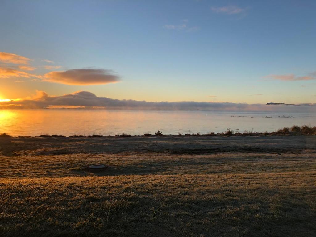 Photo #1 of Jack & Di's Lakefront Motel in Rotorua, New Zealand