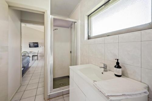 Photo #3 of Jack & Di's Lakefront Motel in Rotorua, New Zealand