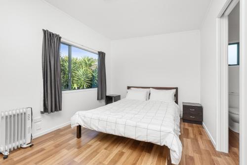 Photo #2 of Seascape Cottage - Mahinepua Bay Clifftop Retreat in Russell, New Zealand