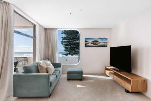 Photo #5 of Stylish Mt Pad Epic Views Walk to Beach & Eats in Mount Maunganui, New Zealand