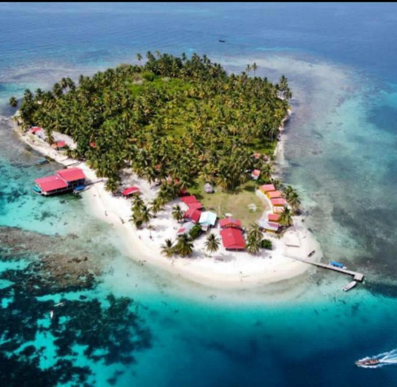 Photo of Isla diablo san blas cabañas en la orilla del mar baño compartido in Cagantupo, Panama