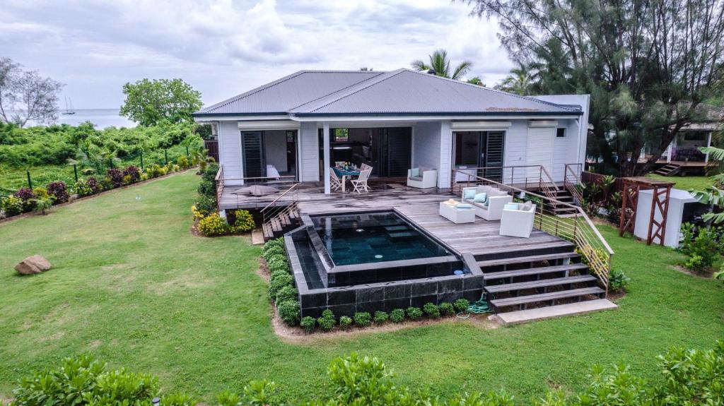 Photo of Villa Ho'a - bord de mer avec piscine in Haapiti, French Polynesia