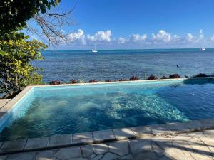 Photo #5 of Te fare iti - Bungalow bord de mer in Moorea, French Polynesia