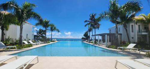 Photo #2 of White Palm in Pā ea, French Polynesia