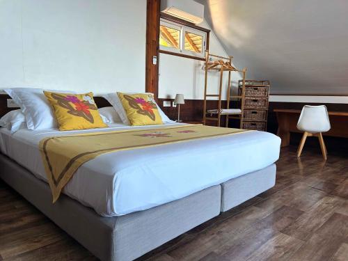 Photo #2 of Vaima Waterfront Bungalow in Huahine, French Polynesia