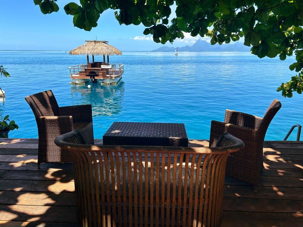 Photo of Moana Waterfront Bungalow in Puna auia, French Polynesia