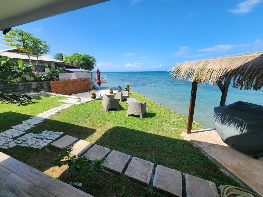 Photo of Studio bord de mer Fare Tahitea Pension in Taputapuapea, French Polynesia