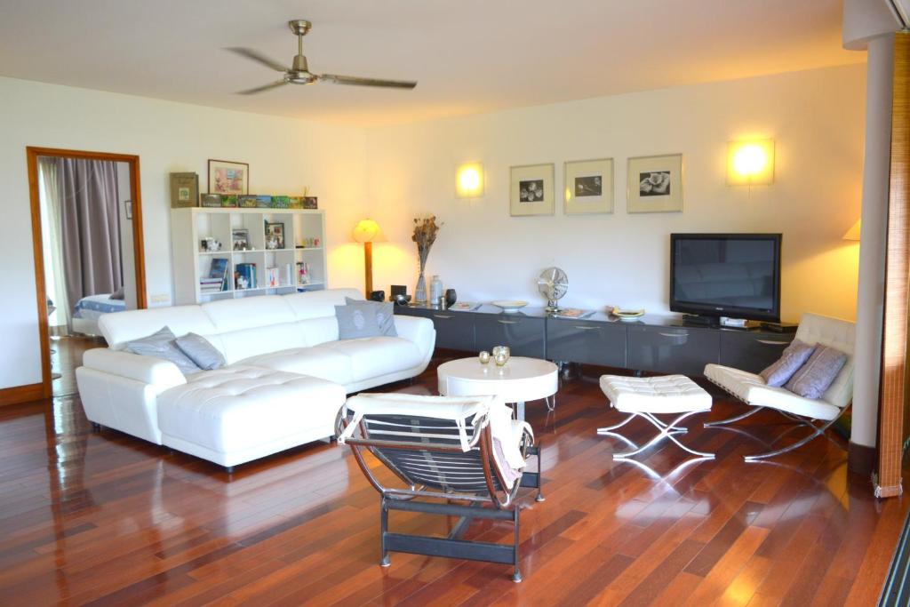 Photo of Sunset Beach Carlton- Tahiti - beachfront luxury residence & pool - 4 pers in Puna auia, French Polynesia