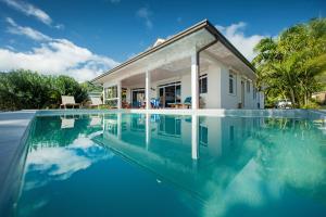 Photo #4 of Villa Tepoe Pool and Beach in Moorea Maiao, French Polynesia
