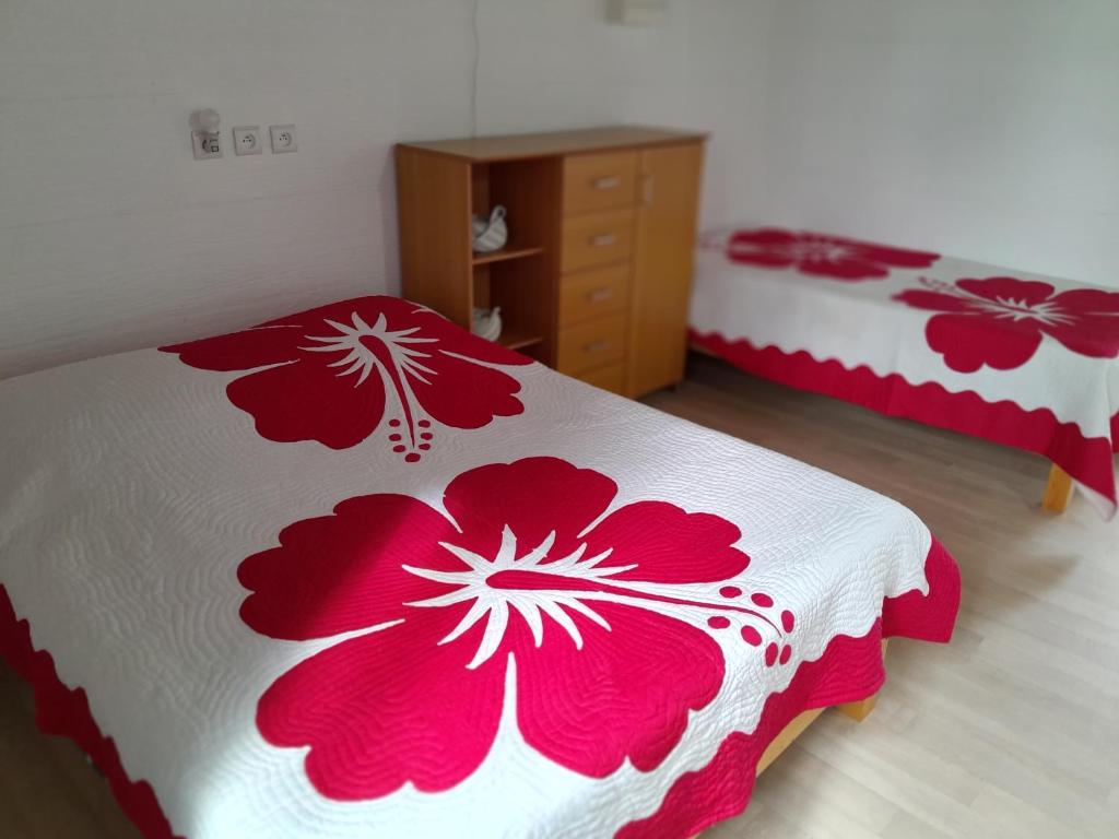 Photo of Mara'ai le spot Tubuai Chambre triple Taahueia Deluxe SDB privée avec piscine in Tubuai, French Polynesia