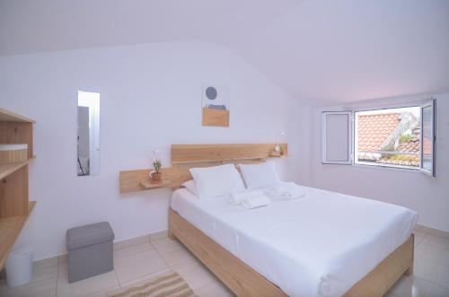 Photo #2 of Sunrise House- 4 bedroom house with amazing sunrise over the sea 8 guests in Vila Franca Do Campo, Portugal
