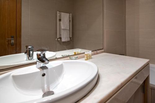 Photo #3 of Bafureira Cascais Apartment; Condomínio privado com piscina in Parede, Portugal