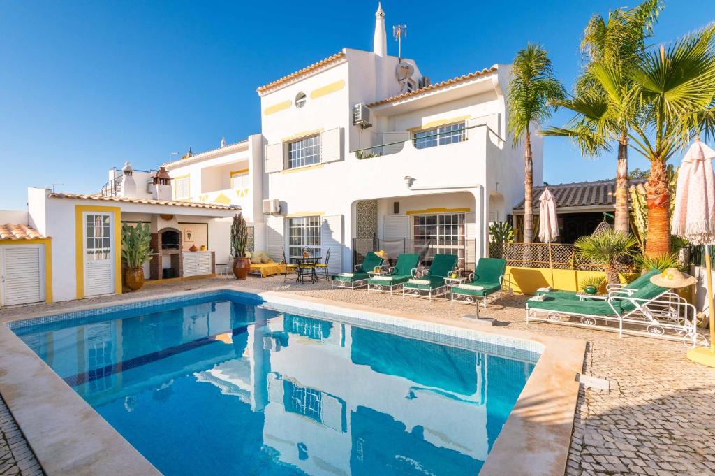Photo of Villa Galé Sun - Luxury, 5bed with free wifi, AC, private pool, 5 min from the beach in Guia, Portugal