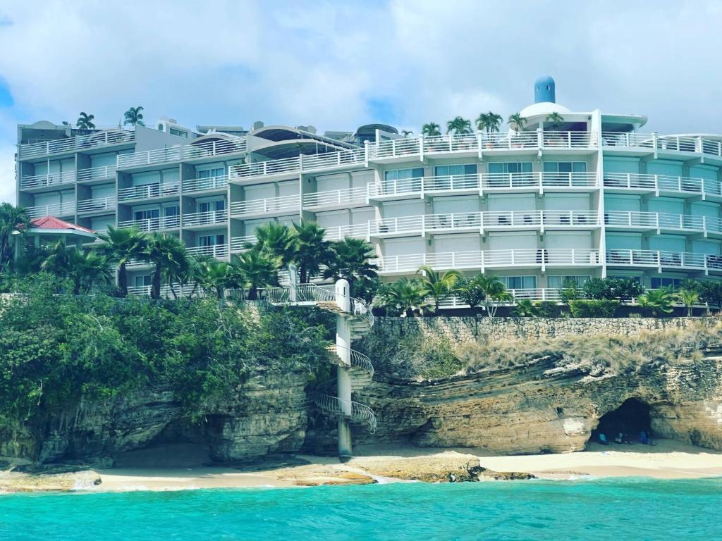 Photo of Tranquil Oceanside: Pools & Direct Beach Access in Cupecoy, Sint Maarten