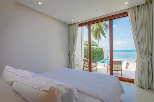 Photo #2 of White Whale Beachfront Pool Villa in Mae Nam, Thailand