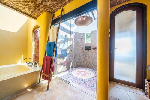Photo #3 of Paradee in Tambon Phe, Thailand