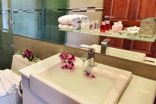 Photo #3 of Villa Labaron in Tambon Bo Put, Thailand