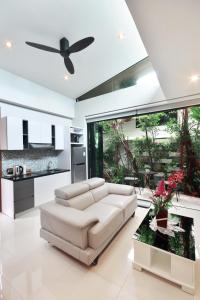 Photo #5 of Villa Labaron in Tambon Bo Put, Thailand