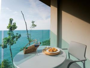 Photo #5 of Cliff Lanta Suite-Koh Lanta Krabi in Saladan, Thailand