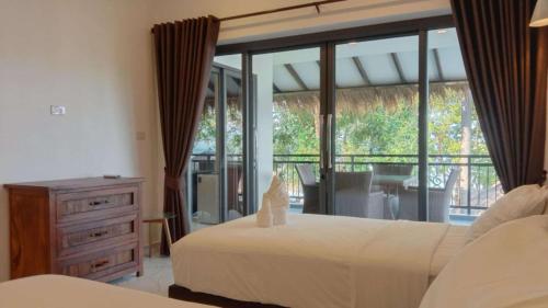 Photo #3 of Sunrise Beach Resort in Amphoe Ko Chang, Thailand