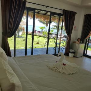 Photo #5 of Sunrise Beach Resort in Amphoe Ko Chang, Thailand