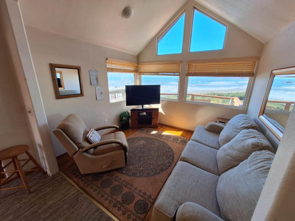Photo #1 of Oceanfront Cabin 3 W Jacuzzi & Impressive Views in Smith River, CA