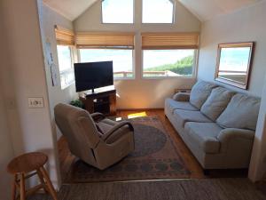 Photo #5 of Oceanfront Cabin 3 W Jacuzzi & Impressive Views in Smith River, CA