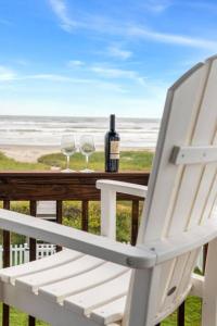Photo #4 of Sunrise in Paradise-BeachFront-Fenced Yard-Pets-Sleeps 11 in Galveston, TX