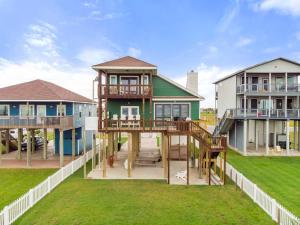Photo #6 of Sunrise in Paradise-BeachFront-Fenced Yard-Pets-Sleeps 11 in Galveston, TX
