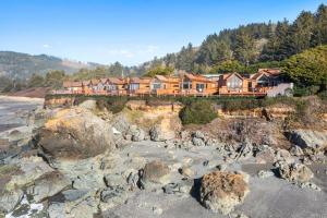 Photo #6 of Ocean Front Cabin 17, Jacuzzi & Remarkable Views in Smith River, CA