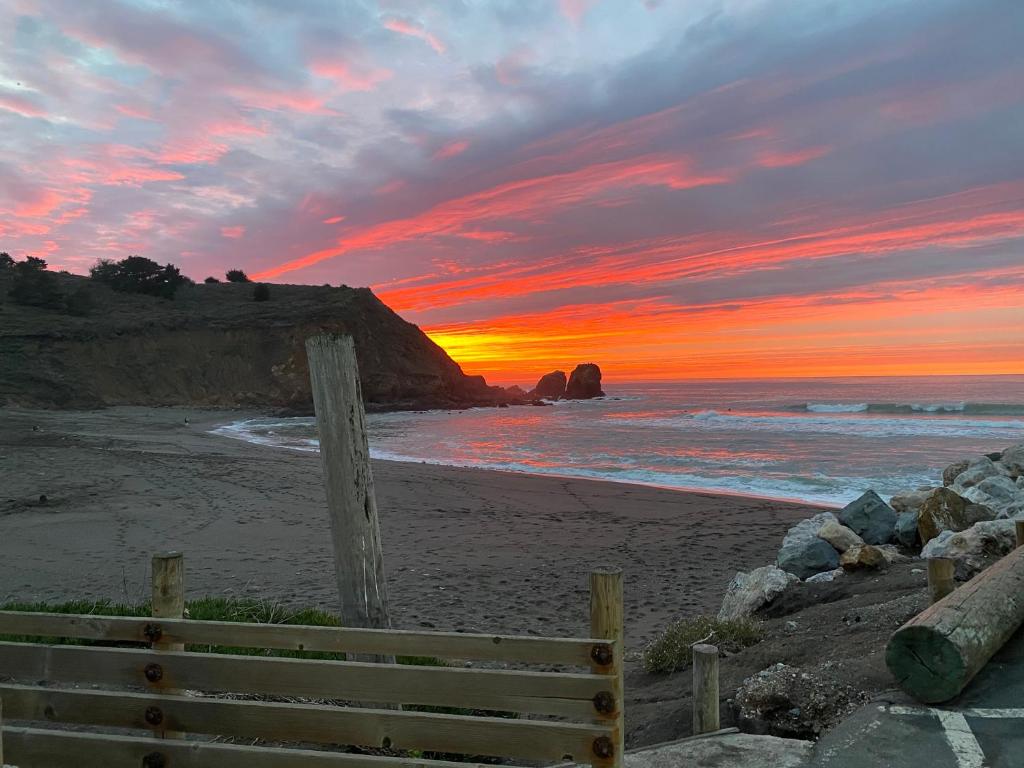 Photo #1 of Sea Breeze Motel in Pacifica, CA