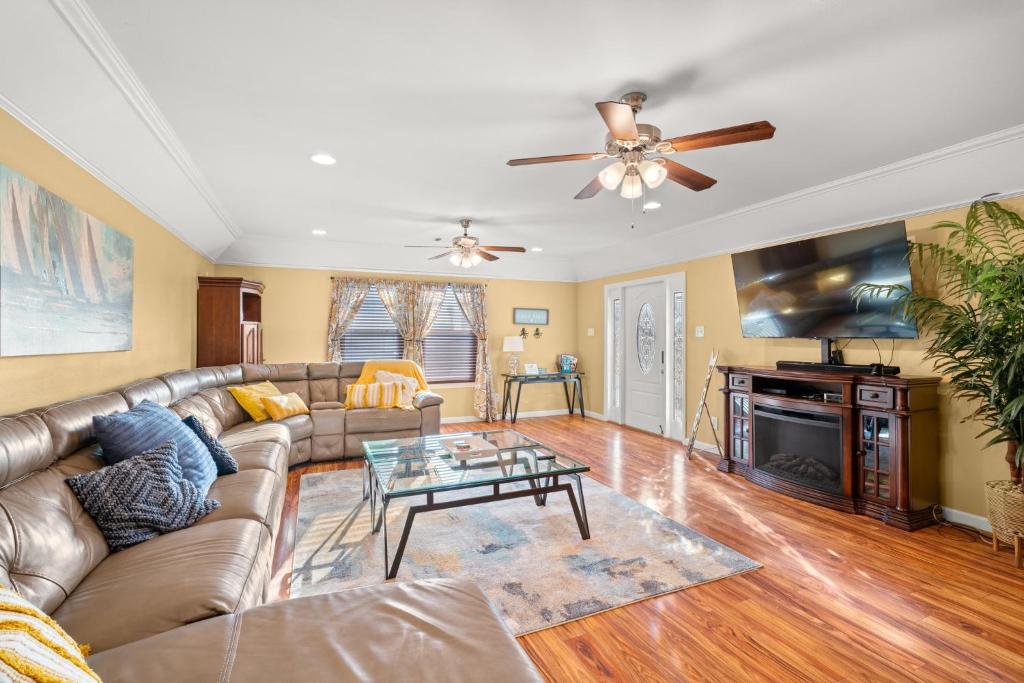 Photo #1 of 1 Min to Beach Ocean Breeze 3BR Fast WiFi in Galveston, TX