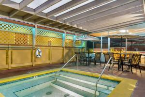 Photo #4 of Howard Johnson by Wyndham Santa Cruz Beach Boardwalk in Santa Cruz, CA