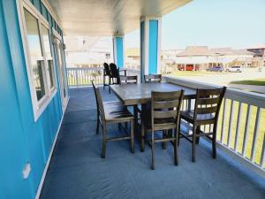 Photo #4 of Acapulco - Upstairs Beachview Beauty 50 steps to a private beach! BYOT in Galveston, TX