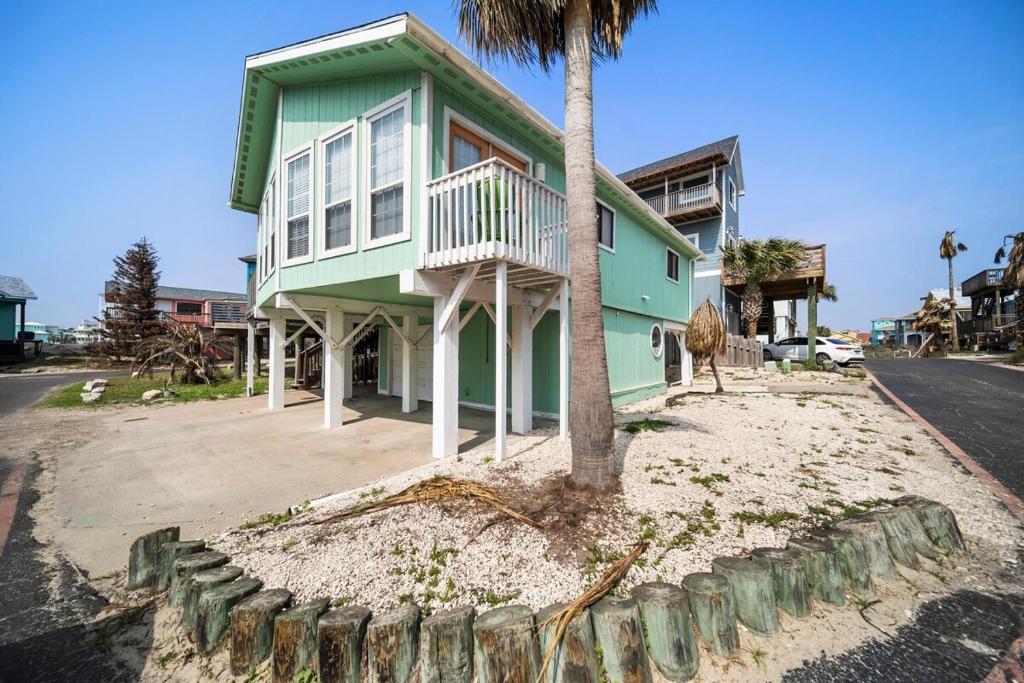 Photo of Ocean View, Short Walk to Beach, Free Golf Cart in Port Aransas, TX