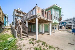 Photo #6 of Ocean View, Short Walk to Beach, Free Golf Cart in Port Aransas, TX
