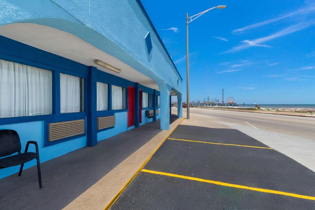 Photo #1 of Econo Lodge Galveston Seawall in Galveston, TX