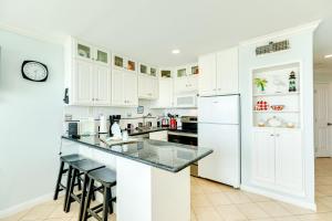 Photo #5 of Beautiful Blue Heron Sleeps 6 Great Views in Galveston, TX