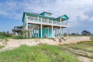 Photo #6 of Hot Tub and Bay Views Beachfront Gilchrist Retreat in Bolivar Peninsula, TX