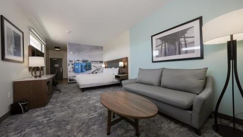 Photo #2 of La Quinta Inn & Suites by Wyndham Santa Cruz in Santa Cruz, CA